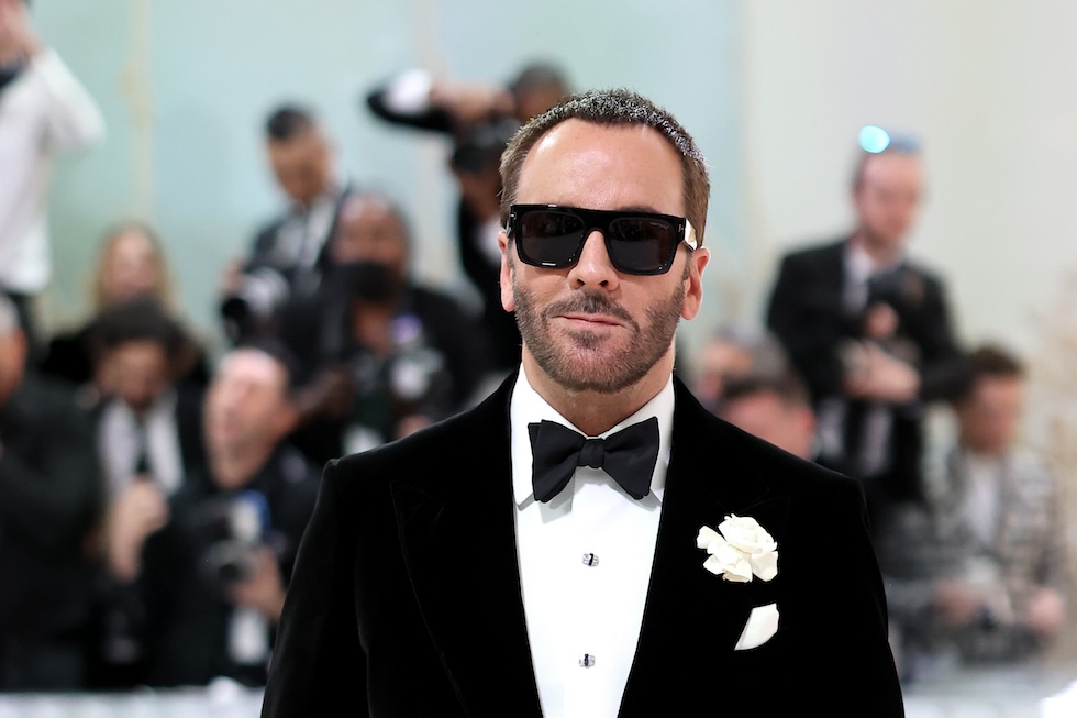 Una foto dello stilista Tom Ford con una giacca di velluto al Met gala, New York, 1 maggio 2023