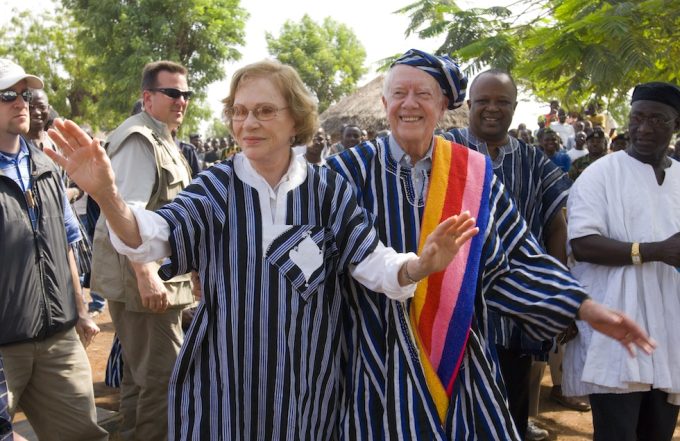 Carter e l'ex first lady Rosalynn Carter indossano vestiti tradizionali ghanesi a Tingoli, nel nord del paese, nel febbraio 2007 