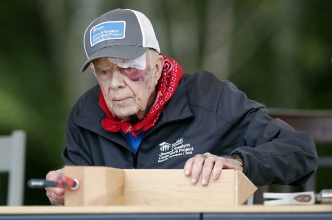 Carter partecipa a un cantiere di Habitat for Humanity il giorno dopo una caduta, nell'ottobre 2019 a Nashville, in Tennessee