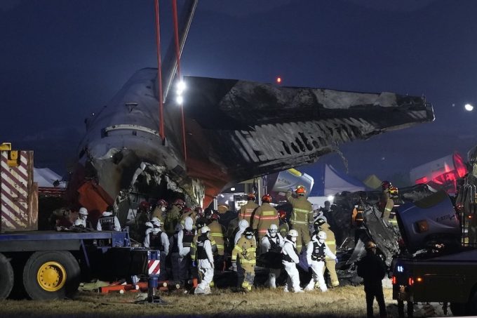 I soccorritori recuperano i corpi dai rottami dell'aereo, il 29 dicembre 