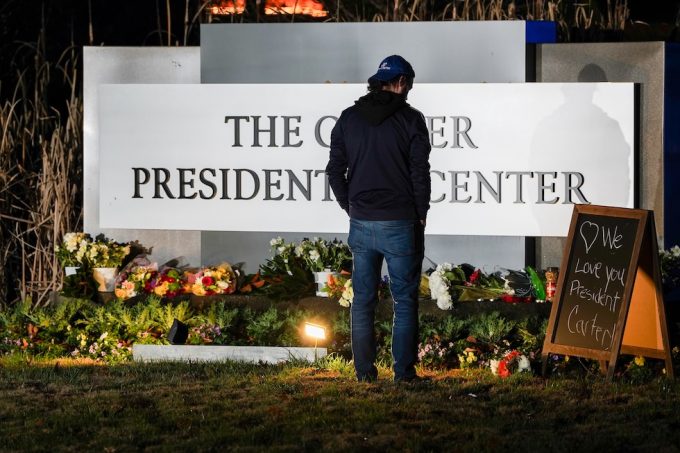 I fiori lasciati fuori dal Carter Presidential Center ad Atlanta, in Georgia, il 29 dicembre 