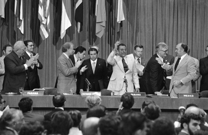 Jimmy Carter (che applaude) e Omar Torrijos (che saluta) dopo la firma del trattato, a Panamá, la capitale, nel giugno 1978