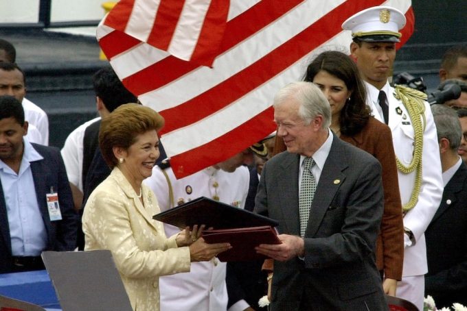 L'ex presidente Jimmy Carter e l'allora presidente di Panama, Mireya Moscoso, nel dicembre del 1999 durante una cerimonia in vista della restituzione del canale 