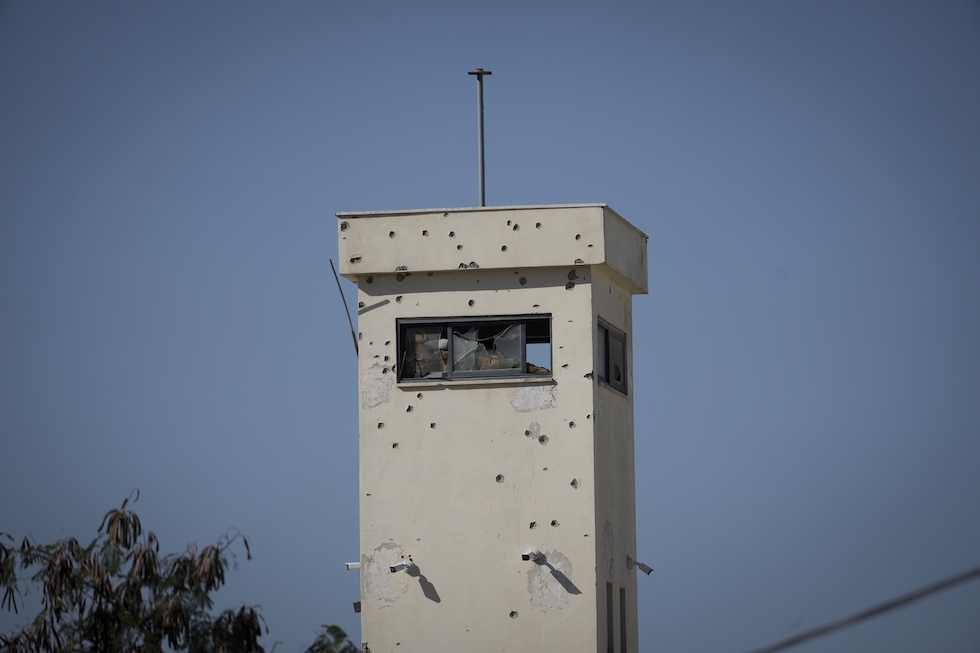 Una torretta d'avvistamento dell'ANP piena di colpi di proiettile a Jenin (AP Photo/Majdi Mohammed)