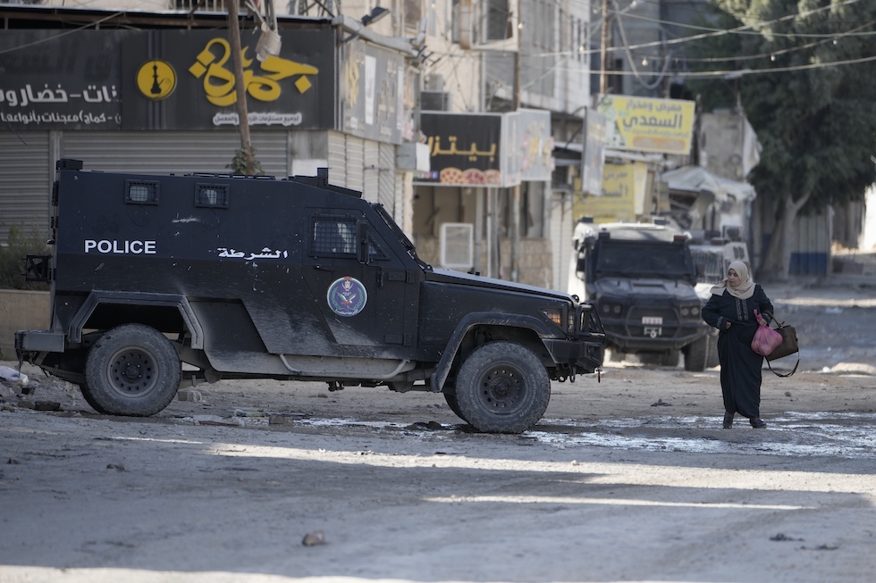 Un veicolo corazzato delle forze di sicurezza dell'Autorità palestinese nel campo profughi di Jenin 