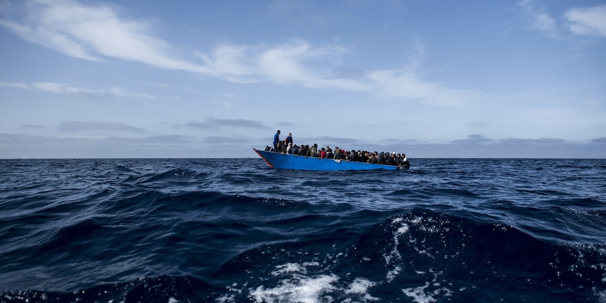 Un barchino carico di persone migranti nel mar Mediterraneo, 29 marzo 2021 (Carlos Gil/Getty Images)