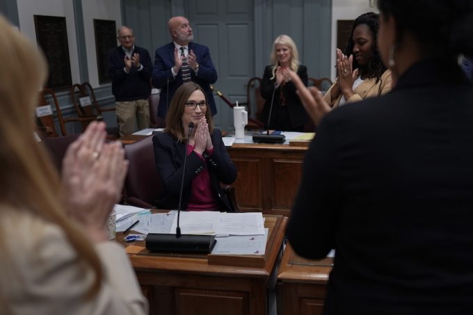 I senatori del Delaware applaudono McBride alla sua ultima seduta da senatrice, lo scorso 16 dicembre a Dover, nello stato 