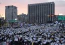 Una manifestazione a Seul per chiedere l'arresto dell'ex presidente Yoon Suk-yeol