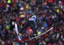 Lo sciatore norvegese Johann Andre Forfang durante un salto al Torneo dei quattro trampolini