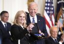 Il presidente Joe Biden consegna la Medaglia Presidenziale della Libertà a Kerry Kennedy, in onore del padre Robert F. Kennedy