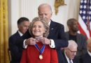 Il presidente Joe Biden consegna la Medaglia Presidenziale della Libertà a Hillary Clinton