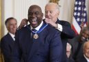 Il presidente Joe Biden consegna la Medaglia Presidenziale della Libertà al giocatore di basket Earvin "Magic" Johnson