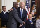 Il presidente Joe Biden consegna la Medaglia presidenziale della Libertà all'attore Denzel Washington