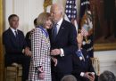 Il presidente Joe Biden consegna la Medaglia Presidenziale della Libertà ad Anna Wintour