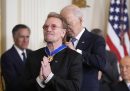 Il presidente Joe Biden consegna la Medaglia Presidenziale della Libertà al cantante Bono