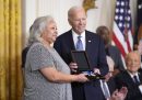 Il presidente Joe Biden consegna la Medaglia Presidenziale della Libertà a Doris Hamer Richardson a nome di sua zia Fannie Lou Hamer, un'attivista per i diritti civili che ha contribuito al Voting Rights Act del 1965, è morta nel 1977