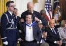 Il presidente Joe Biden consegna la Medaglia Presidenziale della Libertà a Michael J. Fox