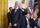 Il presidente Joe Biden consegna la Medaglia Presidenziale della Libertà all'imprenditore informatico Tim Gill