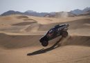 Il pilota Carlos Sainz e il copilota Lucas Cruz gareggiano durante la seconda tappa del Rally Dakar