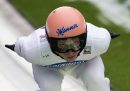 La sciatrice austriaca Jan Hoerl prende velocità scivolando su un trampolino durante il Torneo dei quattro trampolini