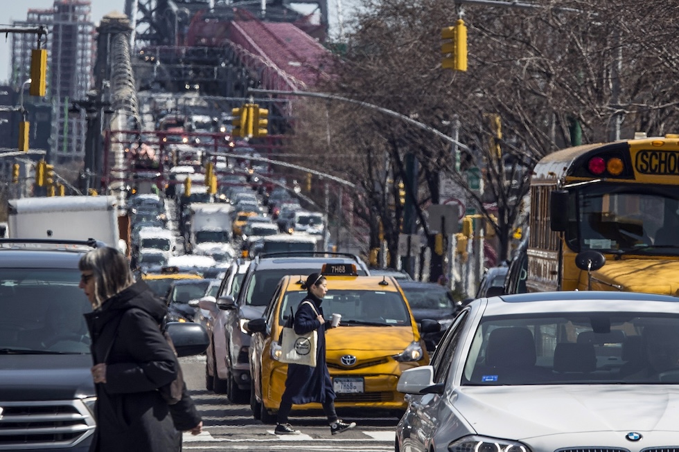 auto e pedoni in una strada di new york