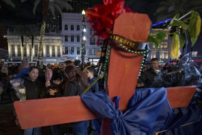 I familiari delle vittime dell'attacco a New Orleans davanti al memoriale allestito su Bourbon Street