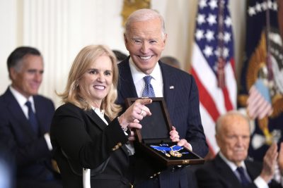 Il presidente Joe Biden consegna la Medaglia Presidenziale della Libertà a Kerry Kennedy, in onore del padre Robert F. Kennedy