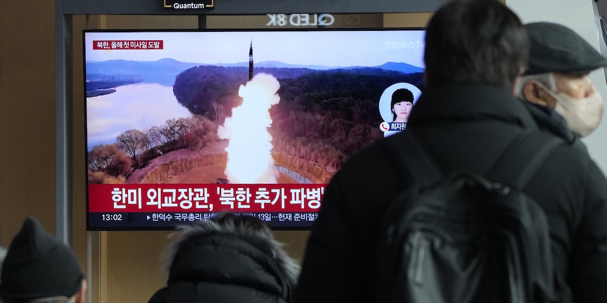 Uno schermo televisivo mostra un'immagine di un lancio missilistico della Corea del Nord durante un notiziario alla stazione ferroviaria di Seul, in Corea del Sud, lunedì 6 gennaio 2025 (AP Photo/Ahn Young-joon)