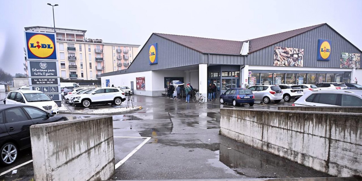 Il parcheggio del supermercato in cui c'è stato l'accoltellamento