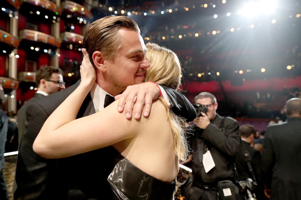 DiCaprio abbraccia Winslet subito dopo aver vinto un Oscar come migliore attore