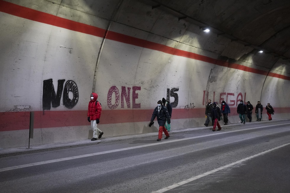 Migranti in una galleria in Val di Susa 