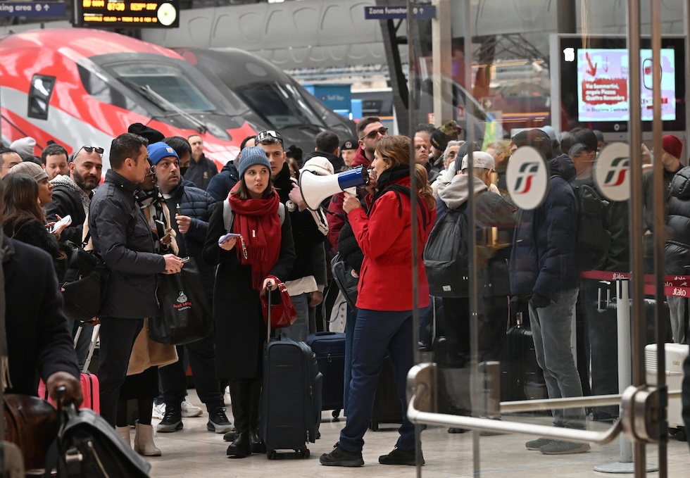 Passeggeri in attesa per i ritardi a causa del guasto avvenuto vicino alla stazione di Milano