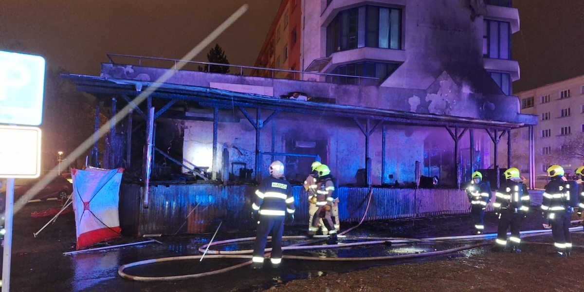 Un gruppo di vigili davanti al ristorante dopo aver spento l'incendio