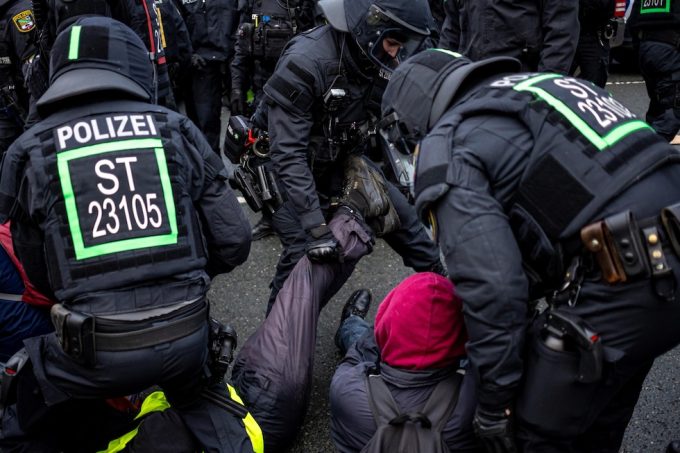 La polizia tedesca rimuove alcuni manifestanti che avevano fatto un blocco stradale, l'11 gennaio a Riesa. Alla manifestazione contro AfD hanno partecipato 10mila persone 